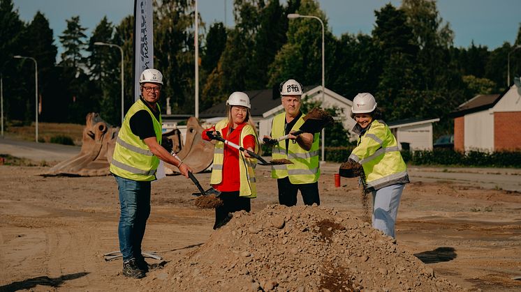 Från vänster: Kurt Nyström, vd Contractor Skellefteå, Evelina Lundgren, köpare, Lorents Burman, kommunalråd Skellefteå kommun, Ulrika Nyström, affärsområdeschef Riksbyggen