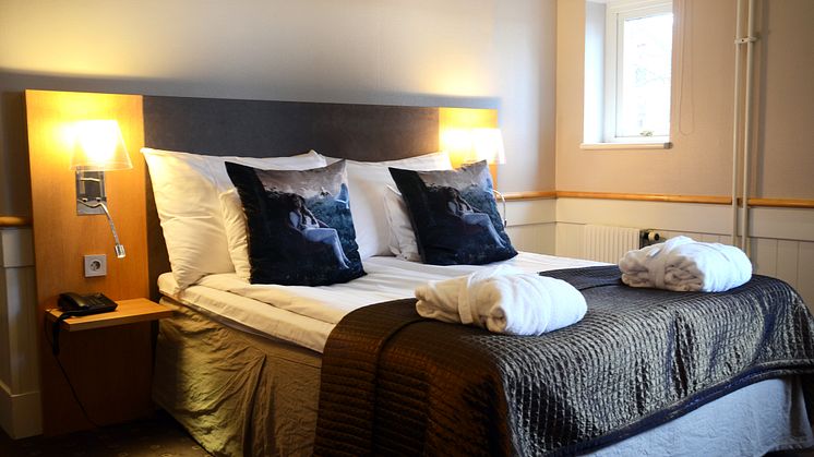Hotel-deluxe-room-bed-clarion-collection-hotel-kompaniet