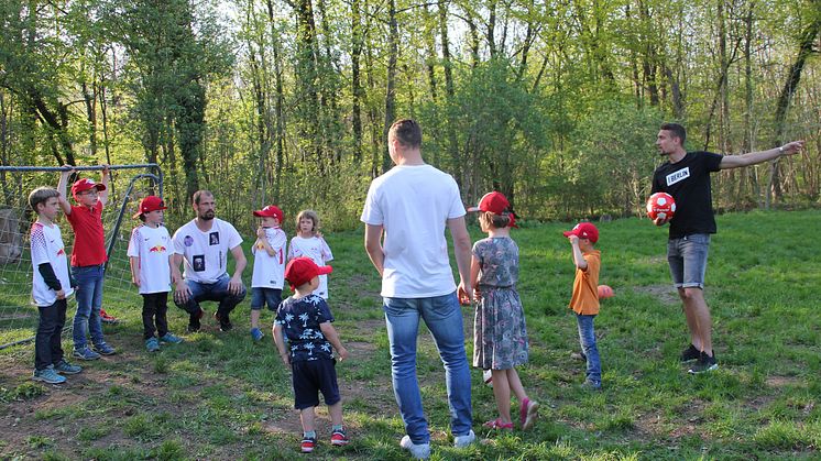 RB-Fußballer kicken im Kinderhospiz Bärenherz mit kleinen Fans um die Wette 
