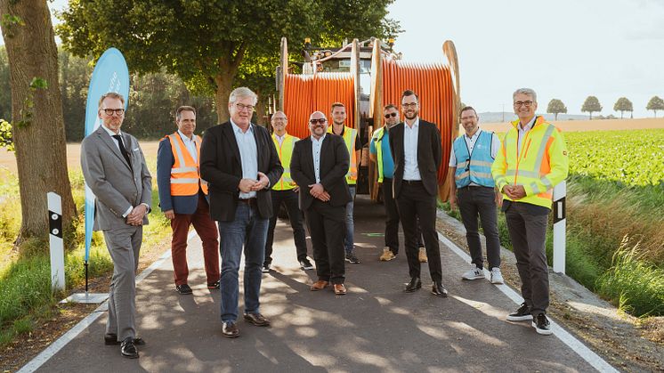 Niedersächsischer Wirtschaftsminister Dr. Bernd Althusmann besichtigt Glasfaserbaustelle u.a. mit Vertretern von Deutsche Glasfaser und der Firma Layjet. (MW/Jasper Ehrich Fotografie)