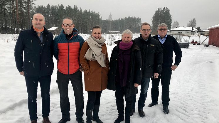 Om to år skal Anno Dokumentasjonssenter med fellesmagasin stå klart til innflytting på tomta bak Sven Inge Sunde (f.v.), Espen H. Skjærbakken, Toril S. Hofseth, Vigdis Vingelsgaard, Knut Andersen fra Plan1 og Jan Hoff Jørgensen.