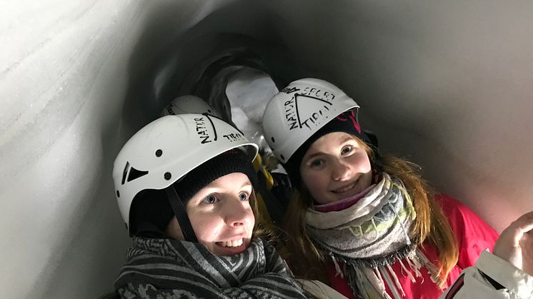 Cecilie Woldum Pedersen og Sarah Kristiansen i Natur Eis Palast, som er en stor og imponerende gletsjerspalte i Østrig. 