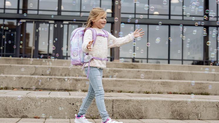 Mädchen mit Rucksack