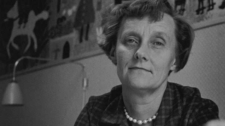 Porträtt på Astrid Lindgren sittande vid ett skrivbord (beskuren). Bild: Pål-Nils Nilsson. Källa: Kungliga biblioteket.