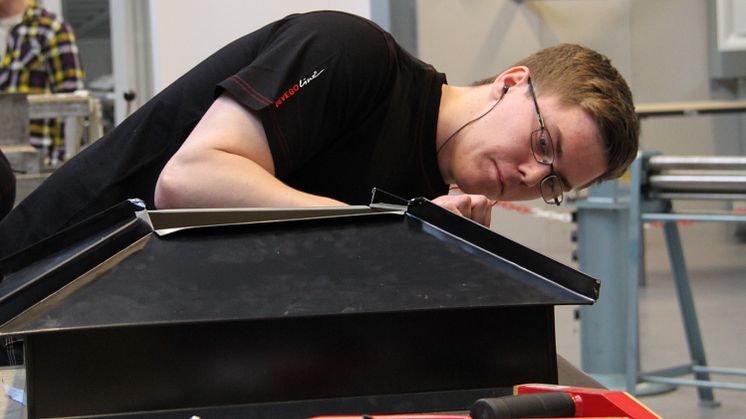 Marcus Estenberg i arbete under finalen, "SM för unga plåtslagare 2013".