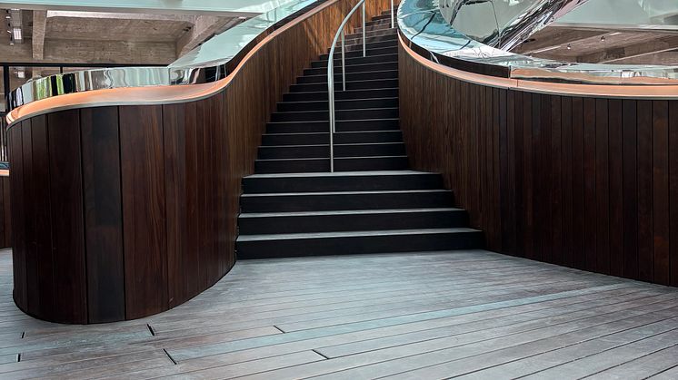 Kebony-Holztreppe im FENIX Museum: Nachhaltige Architektur, doppelte Helix, Design von MAD Architects in Rotterdam.