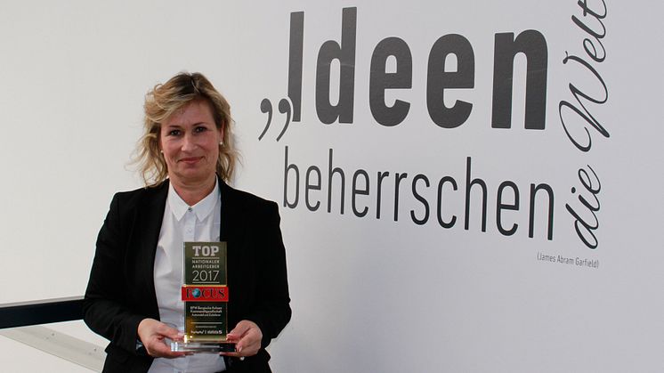 Barbara Höfel, Member of the Executive Board, HR at BPW, is pleased to receive the award from the news magazine FOCUS.