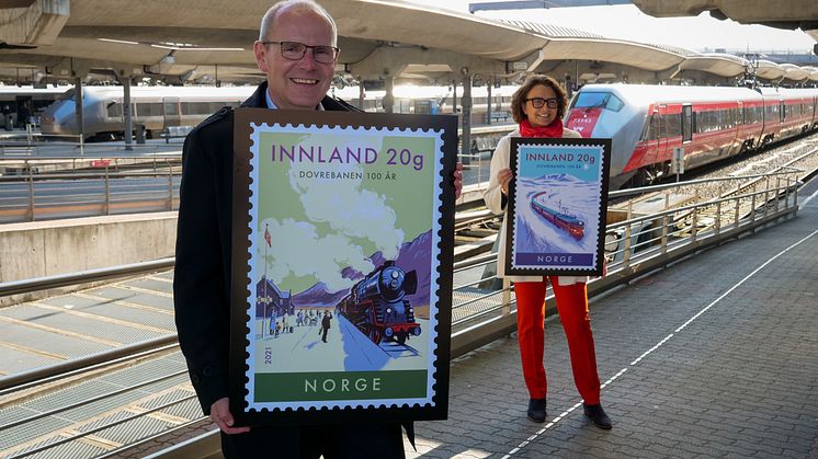 Dovrebanen fyller 100 år og hedres med to nye frimerker. Lanseringen ble markert med konsernsjef Gorm Frimannslund i Bane NOR og Postens konsernsjef Tone Wille