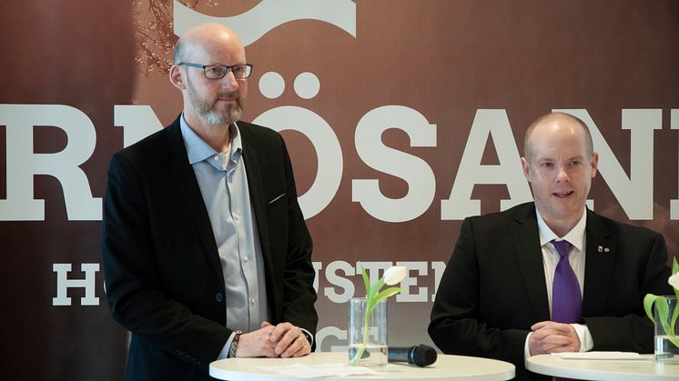 MArtin Wagenius, chef för Dokumentenheten på Skatteverket, och Andreas Sjölander (S), kommunstyrelsens ordförande i Härnösand, presenterade planerna på ett nytt arkiv i Härnösand