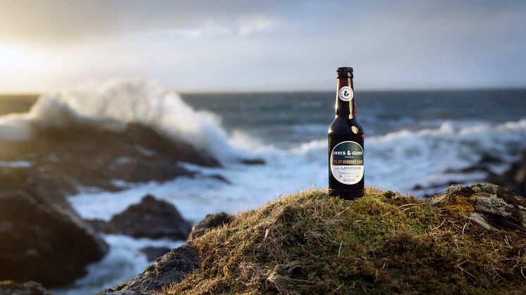  Skotska Innis & Gunn lanserar 'Islay whisky cask' i samarbete med Laphroaig och konstnären Hope Blamire.