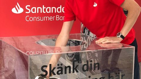 Johan Olsson skänker sin begagnade utrustning till Fritidsbanken    FOTO: Annica Saltskog
