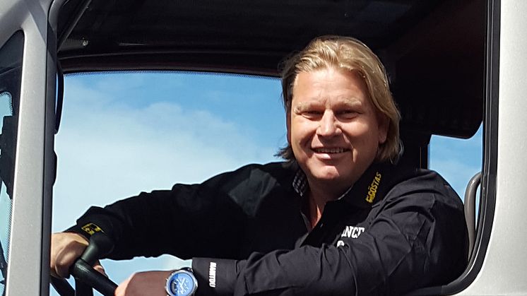 Stellan Larsson tittar fram ur en Manitou teleskoplastare