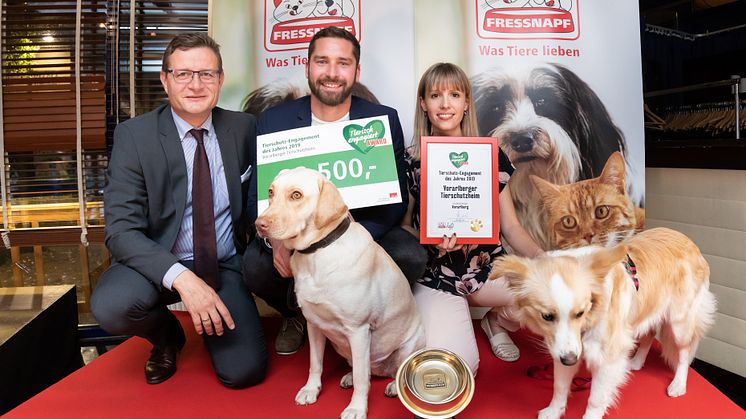 Hermann Aigner übergibt den goldenen Fressnapf an das Tierschutzheim Vorarlberg