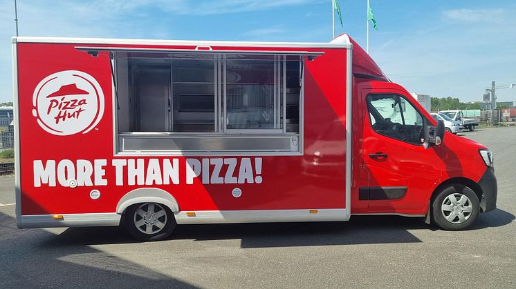Världens största pizzahus åker på turné med världens minsta pizzeria 
