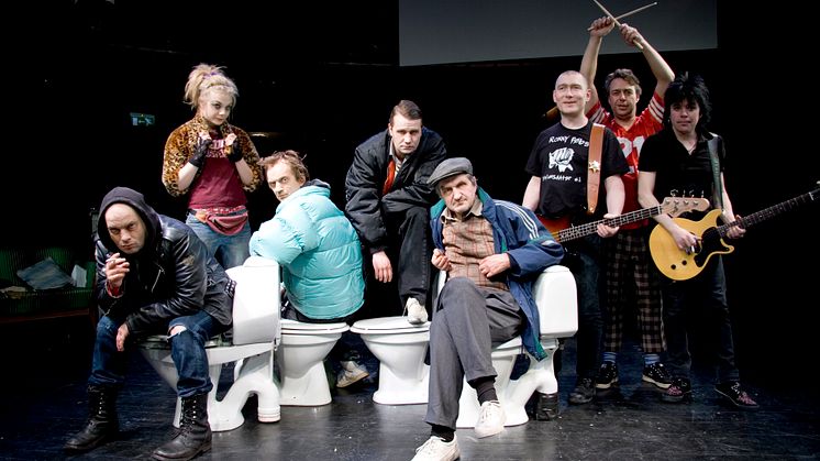 Bilde fra 2008 da Verdiløse menn hadde urpremiere på Torshovteatret. Fra venstre: Jan Sælid, Marte Engebrigtsen, Gard B. Eidsvold, Kim Sørensen, Finn Schau, Petter Pogo, Runar «Kula» Johannessen og Petter Baarli.  (Kristine Jakobsen)