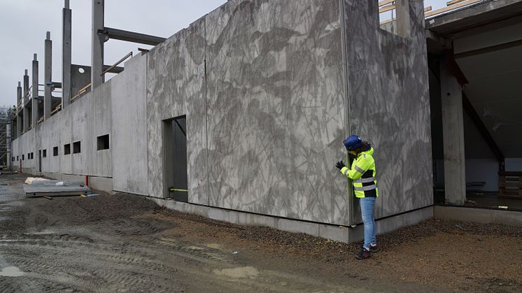 Den grafiska betongen är framtagen av konstnär Mikael Göransson