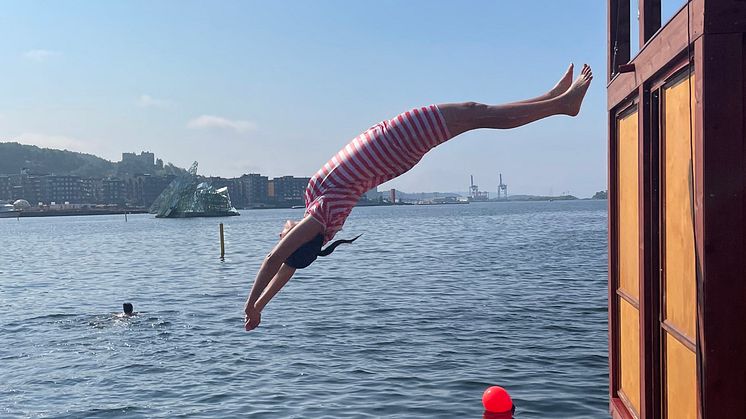Samferdselsbyråd Sirin Hellvin Stav håper flest mulig tar i bruk det nye "badebusstilbudet" og det øvrige omfattende sommertilbudet i kollektivtrafikken. Her er byråden selv i et luftig svev over Oslofjorden. 