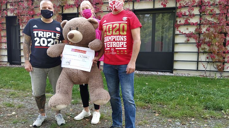Mario Guske und Jürgen Stolze übergeben an Elvira Wegner vom Kinderhospiz den Spendenscheck