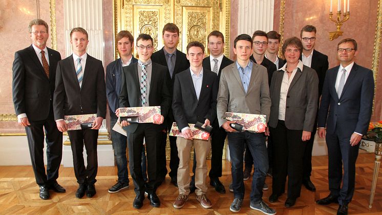 Foto: Die Jungforscher gemeinsam mit Staatsminister Dr. Marcel Huber (links), Bayernwerk-Vorstand Reimund Gotzel (rechts) und Jugend forscht-Wettbewerbsleitung Dr. Monika Christl (2.v.r.).. 