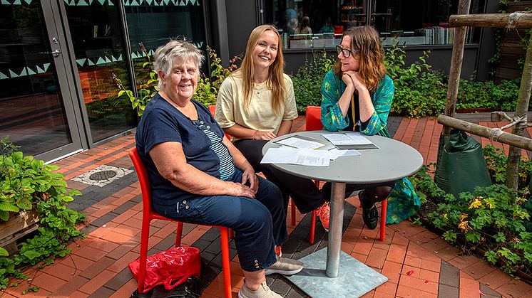 Deltagaren Siv Tengman, hälsoutvecklare Alice Fahlgren och bibliotekarien Karin Kraft tycker alla att biblioterapiträffarna i våras var givande. Nu i höst fortsätter hälsosatsningen med en ny grupp.