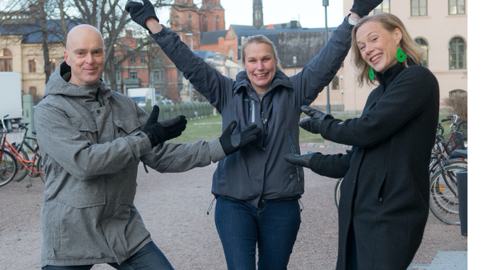Bild: Per Askling och Karin Ripol, hälsar Magdalena Thorsbrink välkommen till bolaget. Foto: Structor