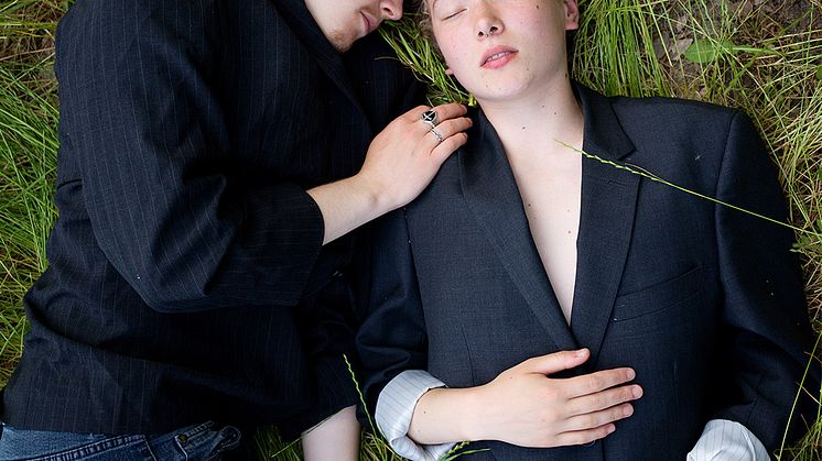 Fotografen Åsa Sjöströms porträtt av ickebinära, på bilden Charlie och Oliver, visas i S:t Johannes kyrka.