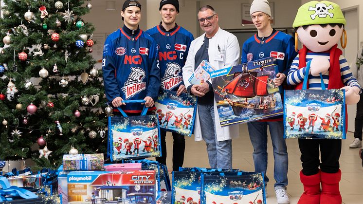 Maskottchen Pucki von den Nürnberg Ice Tigers und Rico von PLAYMOBIL lassen Kinderaugen strahlen