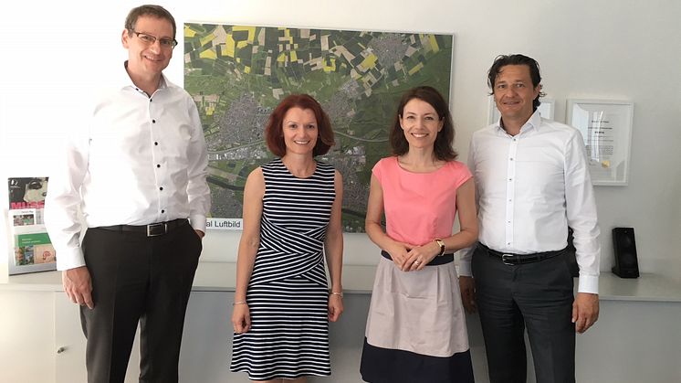 Dr. Stephan Zimmermann (Geschäftsführer Deutsche Glasfaser), Anke Prätzas (Wirtschaftsförderung Stadt Maintal), Monika Böttcher (Bürgermeisterin Stadt Maintal) und Frank Geltinger (Bereichsleiter Geschäftskundenvertrieb Deutsche Glasfaser))