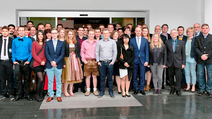 Bayernwerk-Technikvorstand Dr. Egon Leo Westphal (M.,blauer Anzug), Beate Rubenbauer (5.v.r.), Leiterin Zentrale Ausbildungssteuerung des Bayernwerks, und der Ausbildungsleiter beim Bayernwerk für Oberbayern, Tobias Marschner (l.), mit den 25 Azubis.