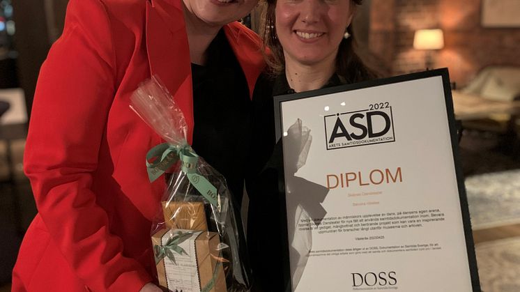 Skånes Dansteaters VD och konstnärliga ledare Mira Helenius Martinsson och projektledaren för Bevara Rörelse, Celine Orman, vid prisutdelningen. 
