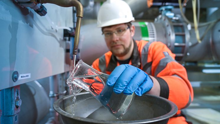 Veolia_Wasserwerk Probennahme Trinkwasser.jpg