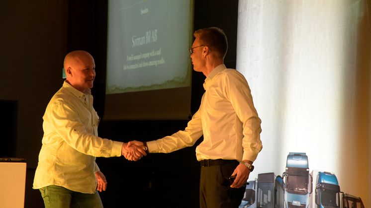 Iveco´s business director Lars Beck gratulerar Wåge Sörman, Sörman Bil, till årets Iveco-återförsäljare i Sverige.