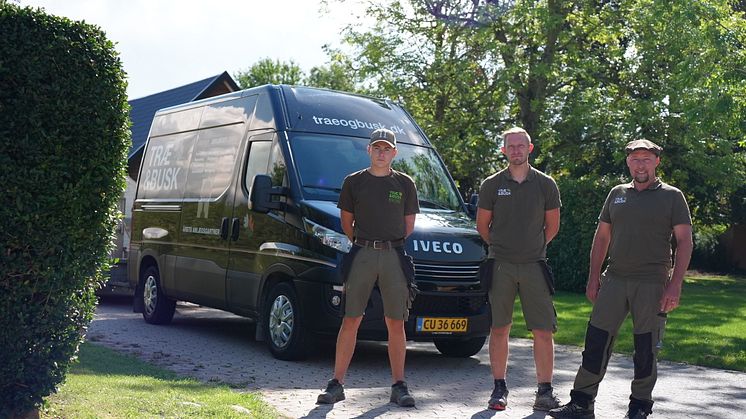 Morten Ingemann og to af de ansatte i anlægsfirmaet TRÆ & BUSK foran deres IVECO Daily.