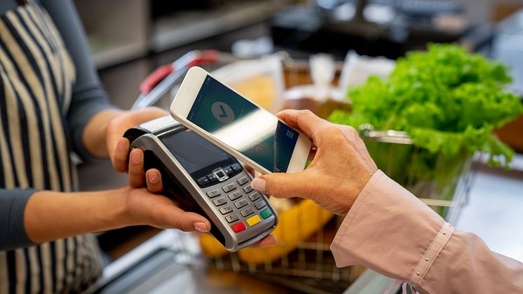 32 % Slovákov a Sloveniek je ochotných platiť za vianočné nákupy mobilným telefónom
