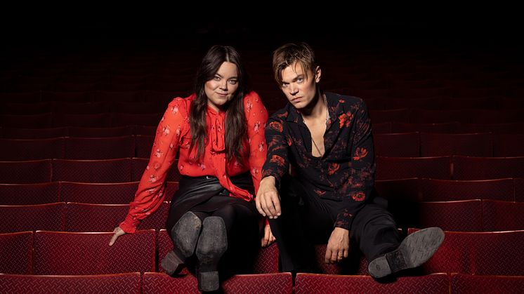 Klara Söderberg, från First Aid Kit, och Viktor Norén gör huvudrollerna i HAIR när musikalen gästar Sara kulturhus i vår.