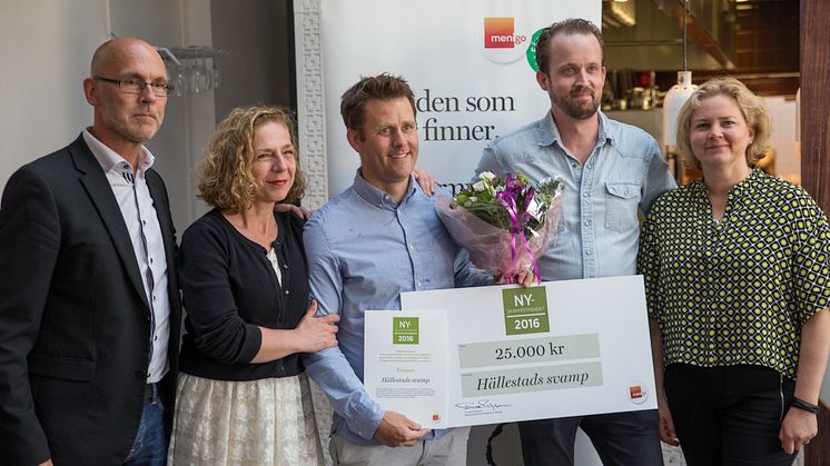 Mathias Persson från Hällestadsvamp tar emot Nyskaparstipendiet 2016 från Thomas Palmqvist, Hanna Halpern, Alexander Sjögren och Malin Söderström från expertjuryn