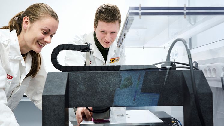 Kristin Søiland og Jamie Foster på laboratoriet hos Jotun. Foto: Morten Rakke