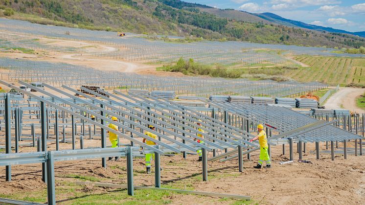 Workers Installing SUNOTEC Mounting Systems