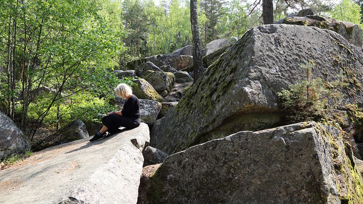Stora stenblock och spännande natur i Kanaberg, Kalmar kommun. En plats som lockar både stora och små!