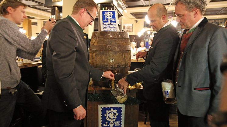 Dr. Martin Leibhard, Josef Laggner und Werner Mayer beim Anstich des Holzfasses im Augustiner am Markt (v.l.)
