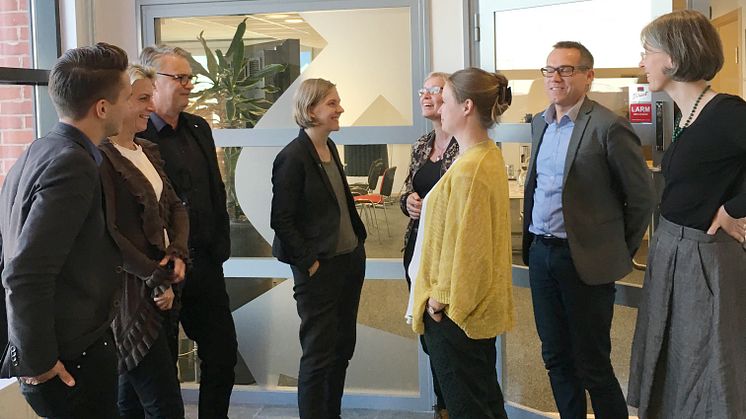 MIljöminister Karolina Skog besöker Trivector för att lära mer om framtidens hållbara transporter.