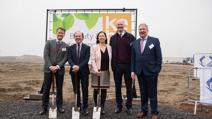 Christian Jebsen (CEO Kebony), Philippe Muyters (Flämischer Minister), Ingrid Schulerud (Norwegische Botschafterin), Thomas Hoegh (Direktorium Kebony), Marc Van de Vijver (Bürgermeister Beveren)