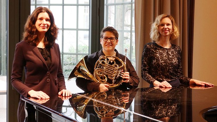 Eva Meitner, Katharina Hesse und Juliane Harberg (v.l.) vom Trio TastoCorno im Wintergarten des Bläserhauses der HMT - Foto: Werner Schneider