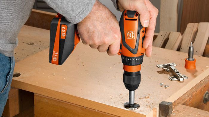 DIY-entusiaster uppskattar också professionella verktyg som FEIN:s kraftfulla, universellt tillämpliga sladdlösa borr/skruvmaskin ASCM 18 QSW med 4 hastigheter