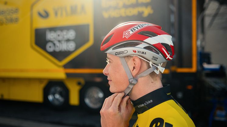 Jonas Vingegaard med Bygma hjelm 1.jpg
