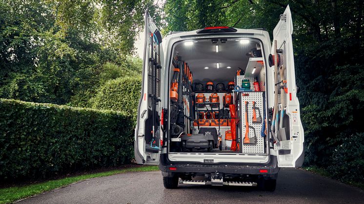 Nu kan landskaps- och trädvårdsproffsen ladda batterierna från Husqvarna direkt i arbetsbilen
