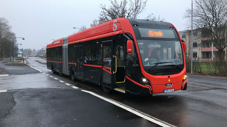 En av de nya elbussarna som ska trafikera snabbusslinjen ute på testtur. 