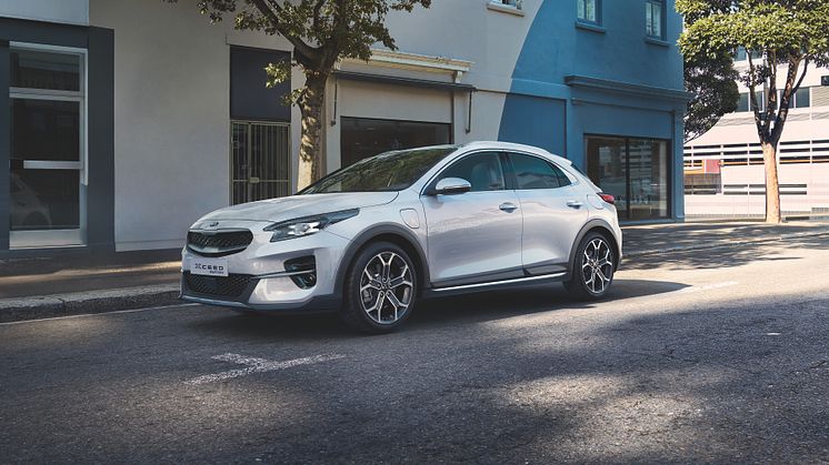 CD_CUV_PHEV_01a_3_4_front_static_CROP_cmyk
