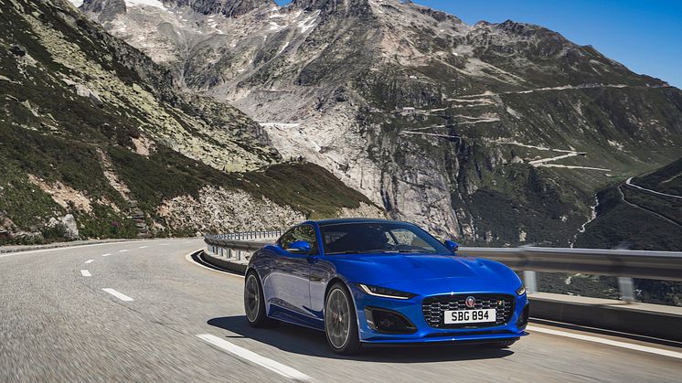 Jag_F-TYPE_R_21MY_Velocity_Blue_Reveal_Switzerland_02.12.19_06