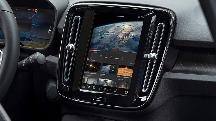Volvo_C40_with_YouTube_built-in